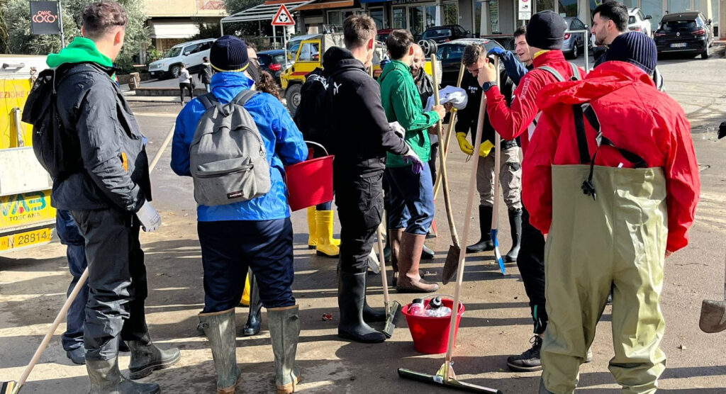 Alluvione in Toscana, in migliaia a spalare fango nelle case