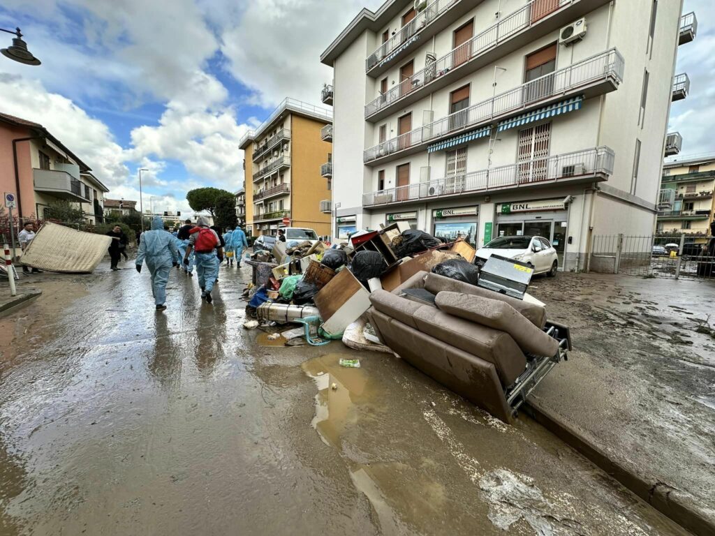Alluvione in Toscana, un’altra notte di paura. Allerta arancione. La situazione
