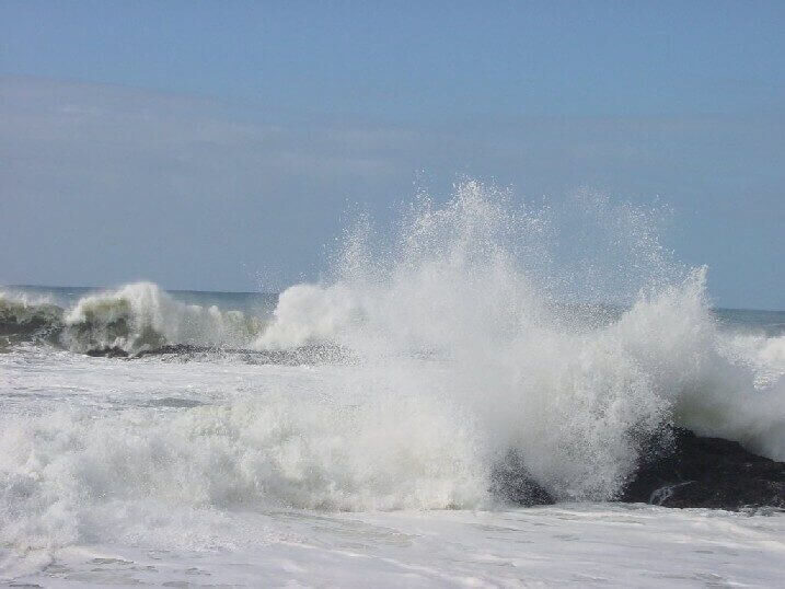 Vento forte di libeccio, prorogata l’allerta meteo per mareggiate